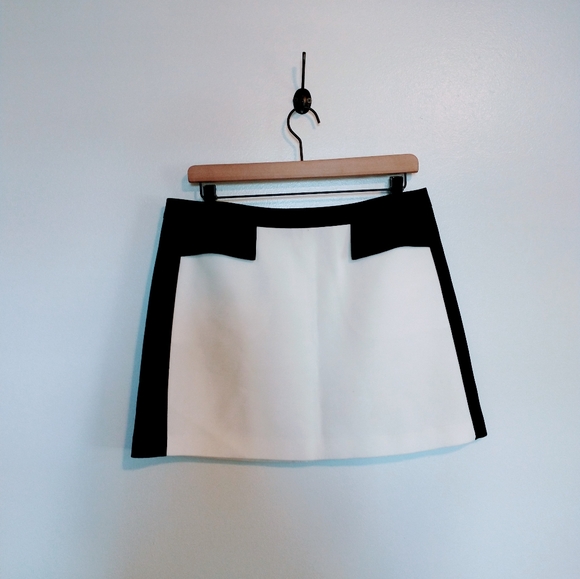 BCBGmaxazria mini skirt with white and black color blocking.  Lined. Size medium - Picture 2 of 6